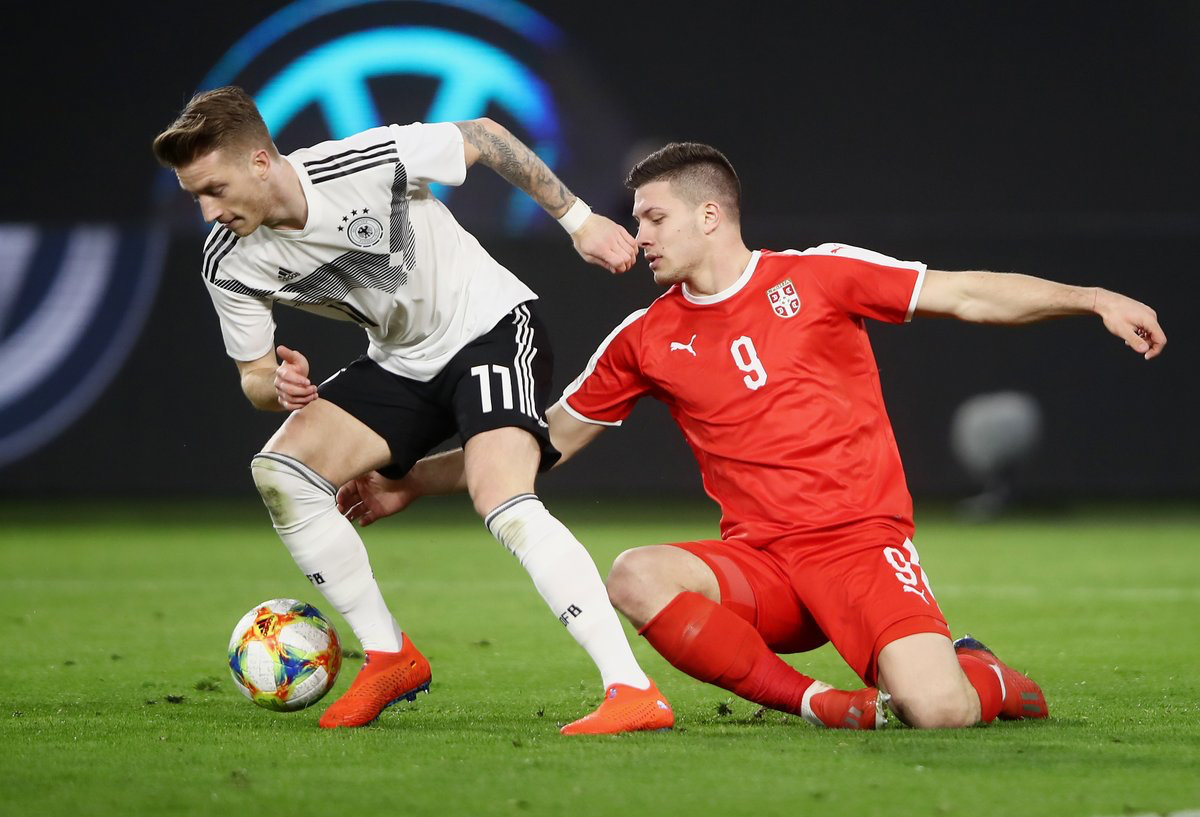 关于今晨欧联焦点战，法兰克福主帅复盘，管理层满意，球探报告显示潜力的信息